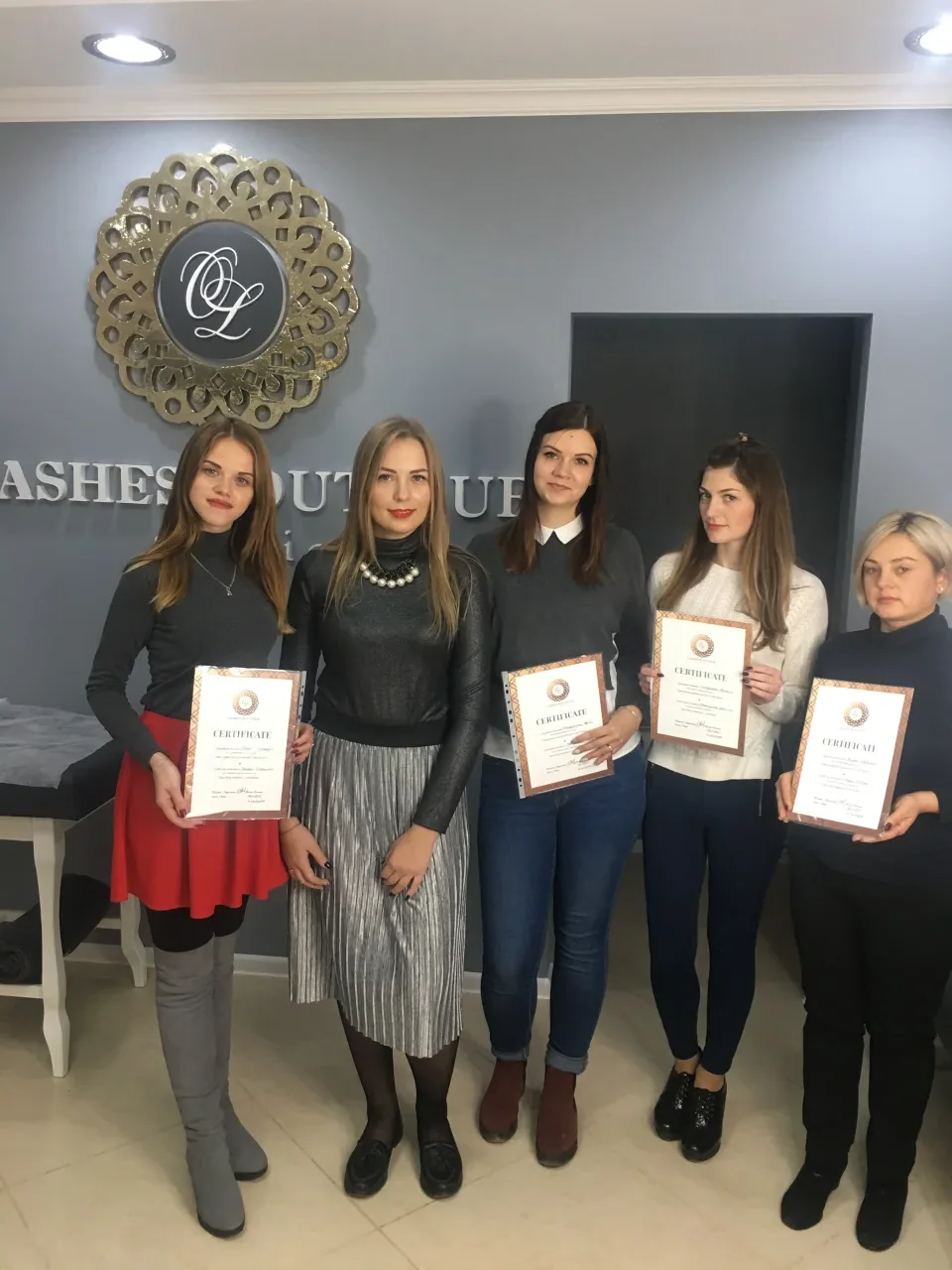 Оксана Лильо з випускницями навчання